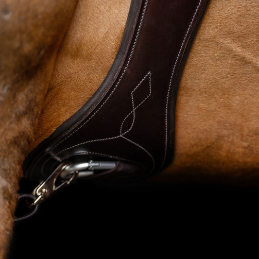 Girth Legacy, anatomiskt formad sadelgjord i läder, flera färger