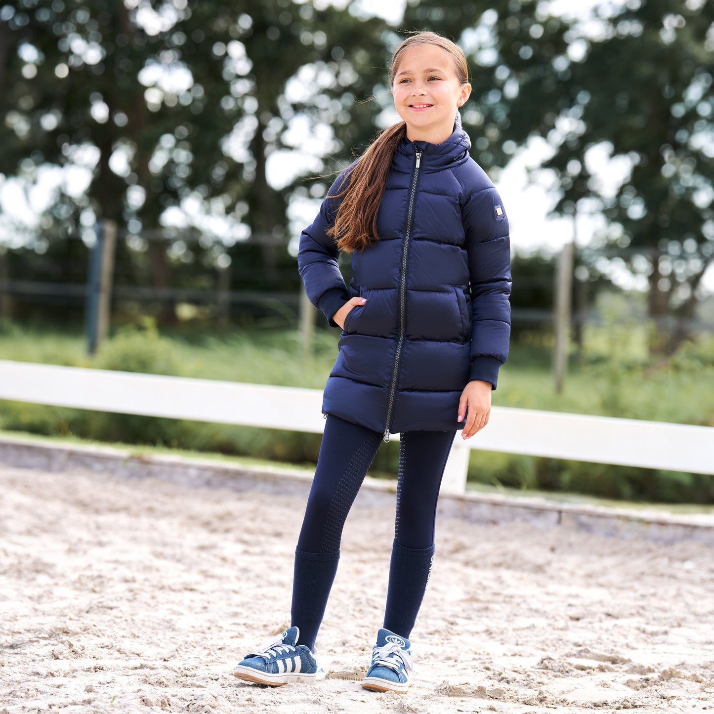 Kids Puffer Jacket Bodie, vadderad ridkappa med luva för barn junior, flera färger