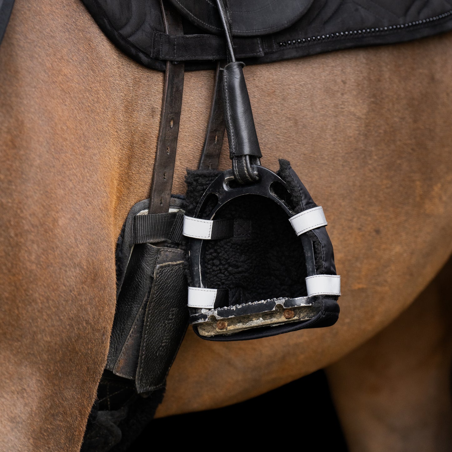 Stirrup toe warmer Luminous, reflekterande tåvärmare med LED-ljus