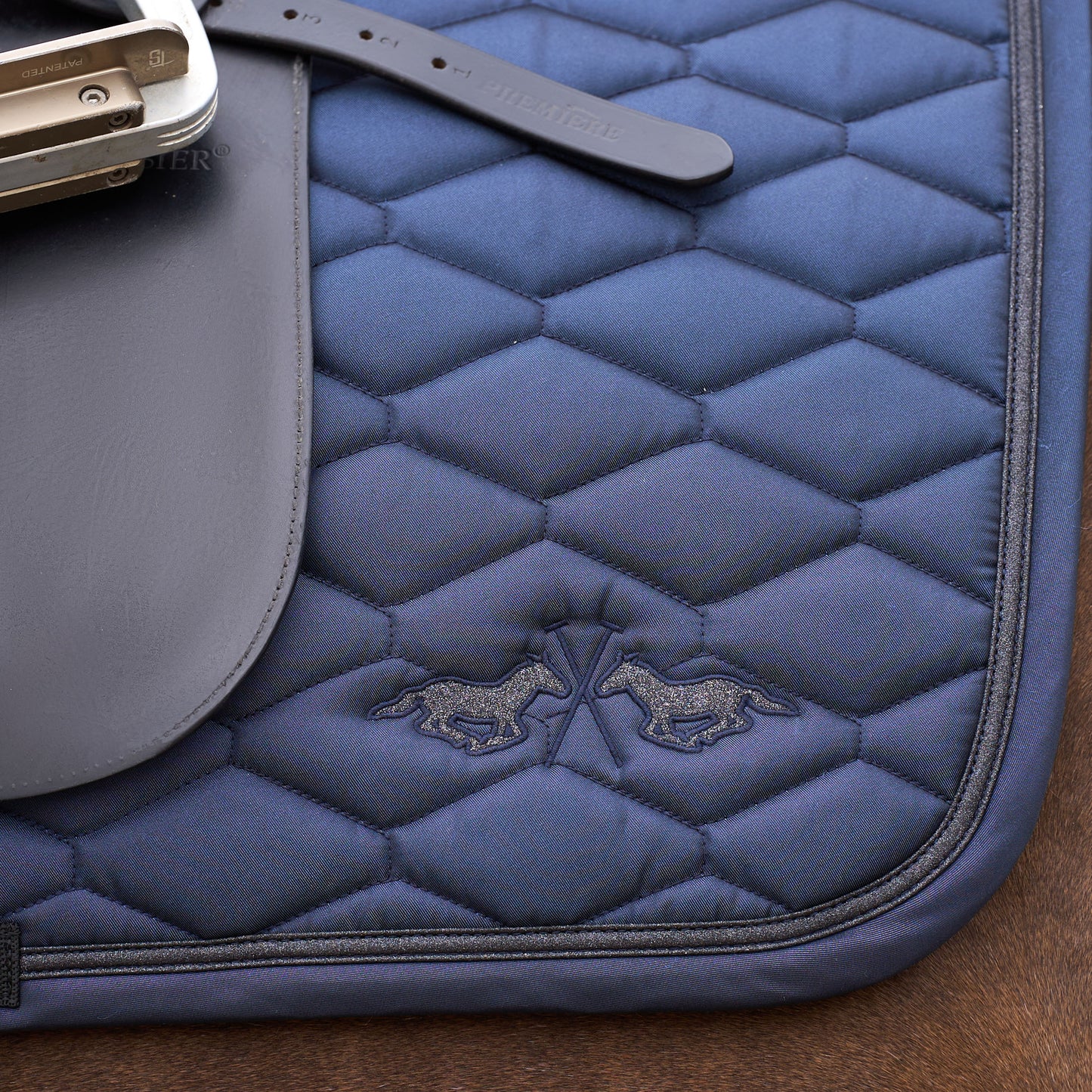 Saddlepad Joan, dressyrschabrak, flera färger