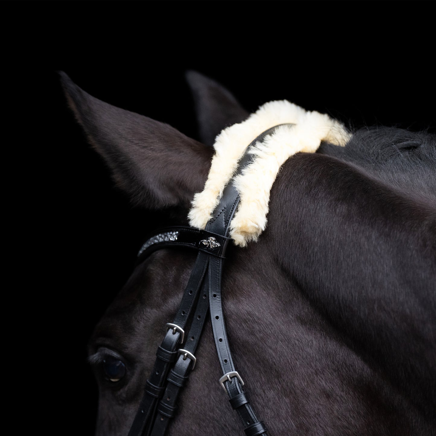 Bridle Kate, läderträns med strass och fuskpäls