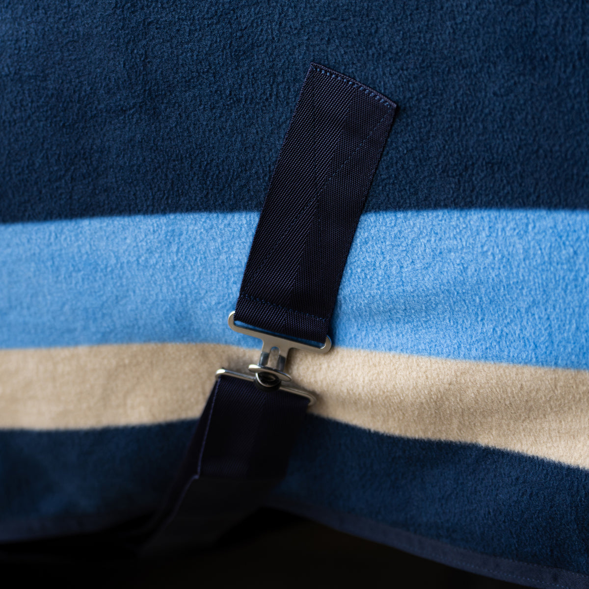 Fleece Blanket Stripe, fuktabsorberande med sportig design