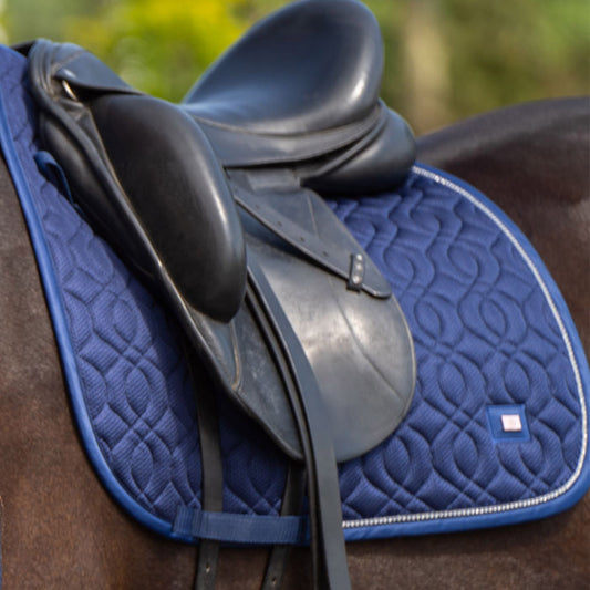 Saddlepad Cloud Dancer DR, quiltat dressyrschabrak med mesh, flera färger