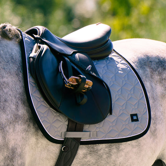 Saddlepad Classy DR, dressyrschabrak med quiltat mönster, flera färger
