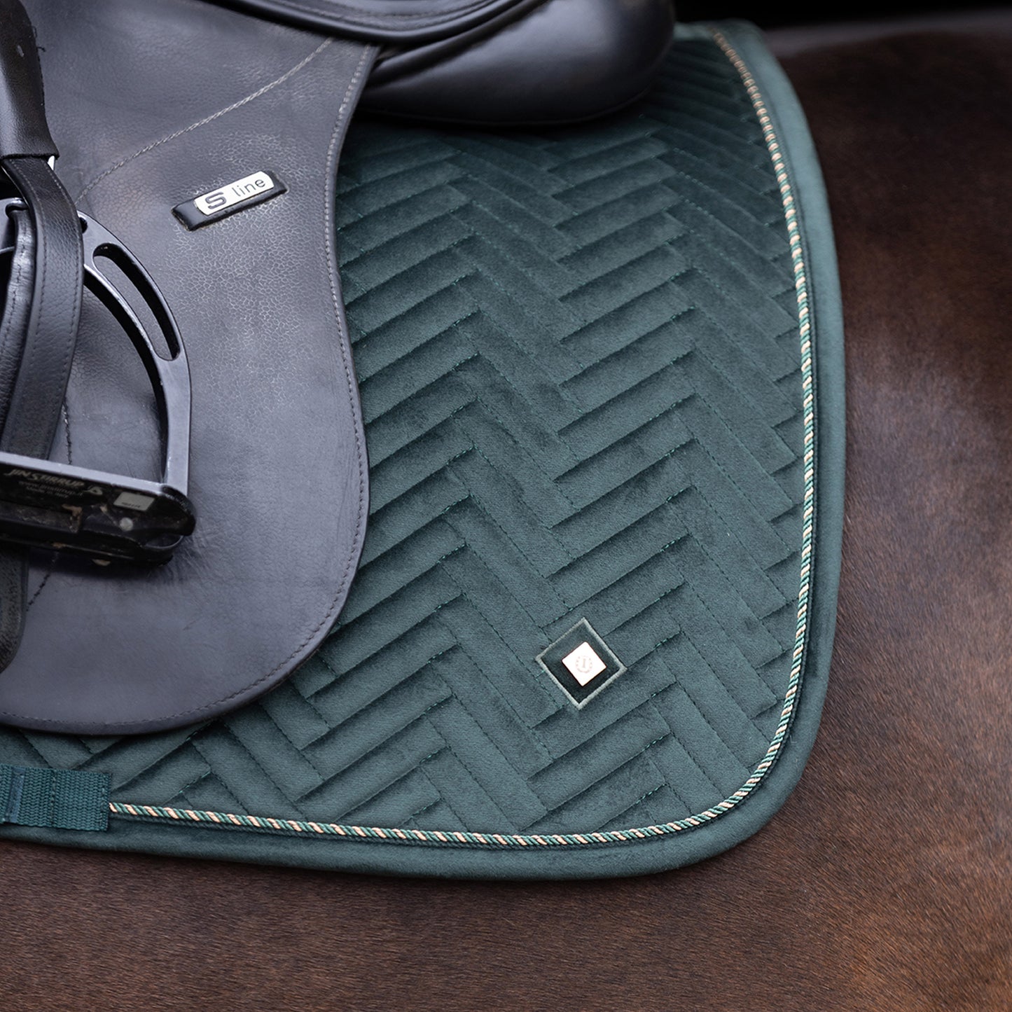 Imperial Riding Saddlepad Shadow DR, dressyrschabrak i sammet med quiltat mönster